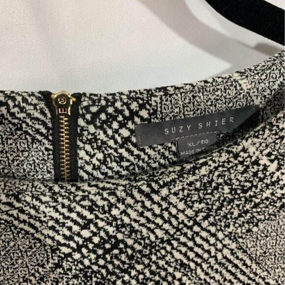 Woman’s sheath dress. Black/white. New condition. Size XL. Back zip. Short sleev - Picture 4 of 8